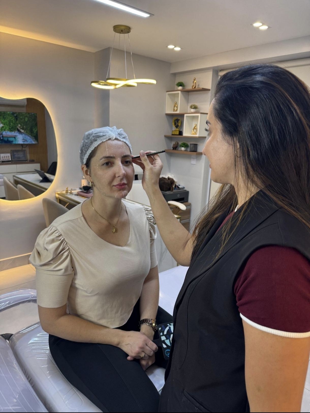 Eduarda Galhardo realizando tratamento estético em cliente